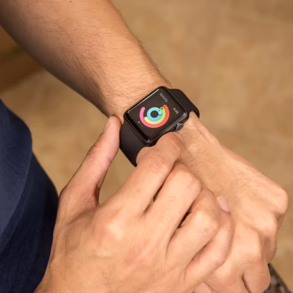 Человек носит Apple Watch Series 12 на руке, схожие с дизайном прошлых моделей