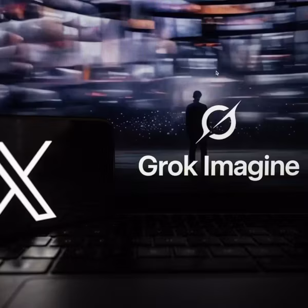 Логотип Grok Imagine на ноутбуке и интерфейс генерации ИИ Grok Imagine на экране