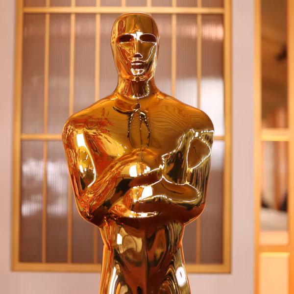 Золотая статуэтка «Оскар» на сцене церемонии награждения премии «Оскар-2026»