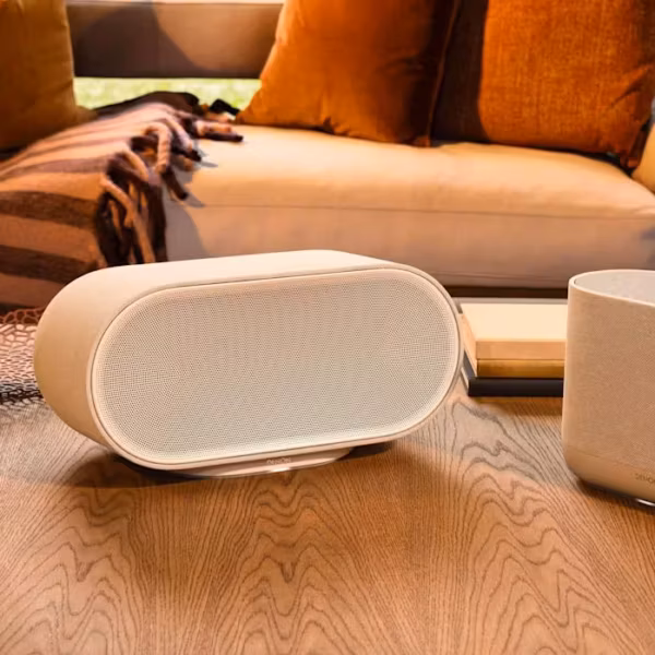 Беспроводные колонки Denon Home 200, 400 и 600 на деревянном столе