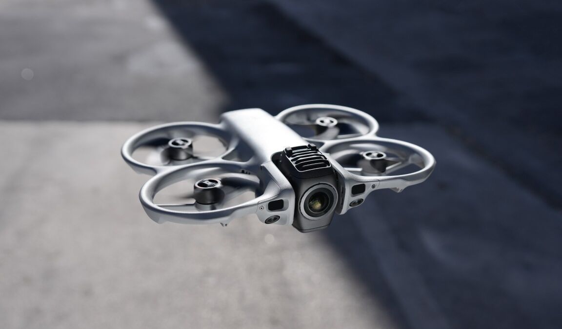 Дрон DJI Avata 360 с четырьмя моторами и камерой