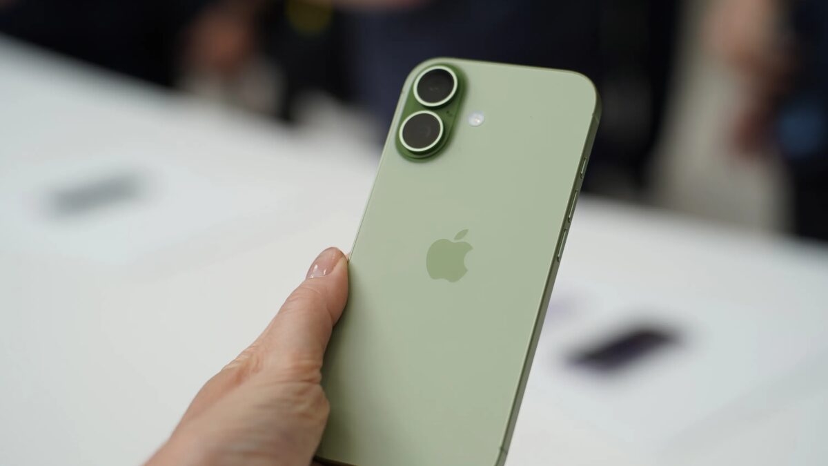 Черный iPhone с двойной камерой на задней панели