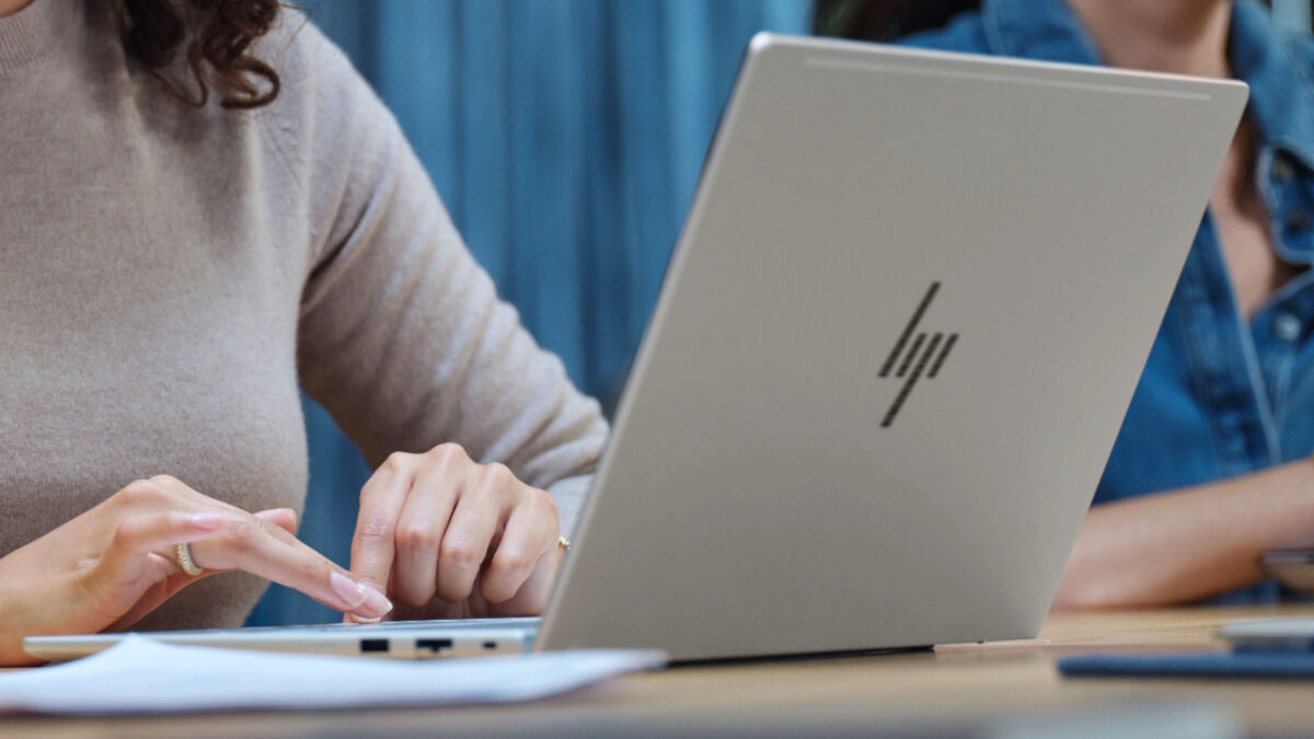 Ноутбук HP EliteBook 6 G2q: открытый дисплей и клавиатура, запуск с Snapdragon X2