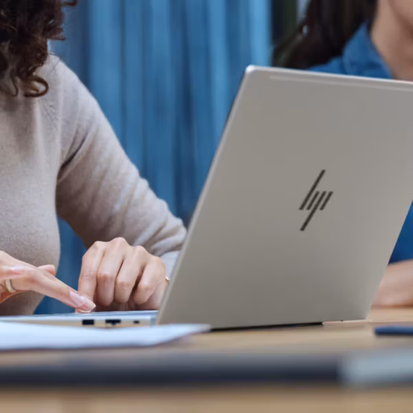 Ноутбук HP EliteBook 6 G2q: открытый дисплей и клавиатура, запуск с Snapdragon X2
