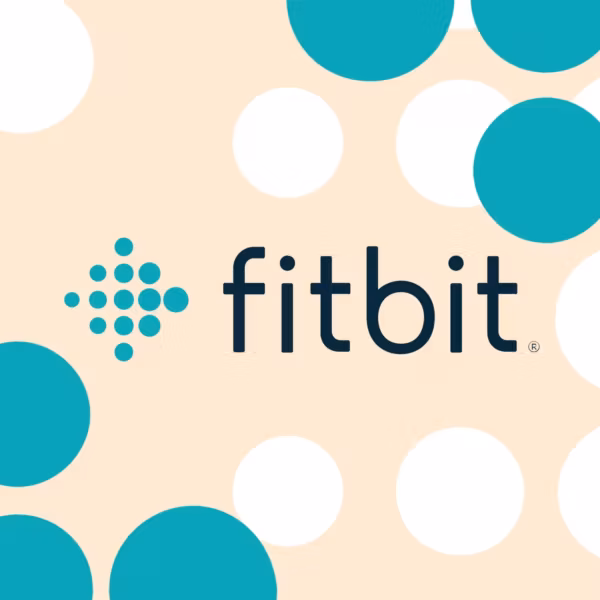 Логотип Fitbit на фоне зеленых и белых кругов