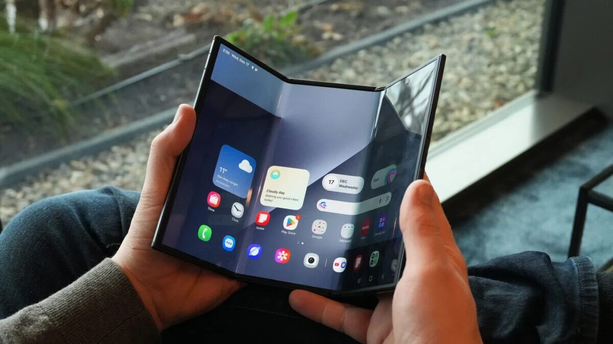 Складной телефон Samsung Galaxy Z TriFold в руках человека