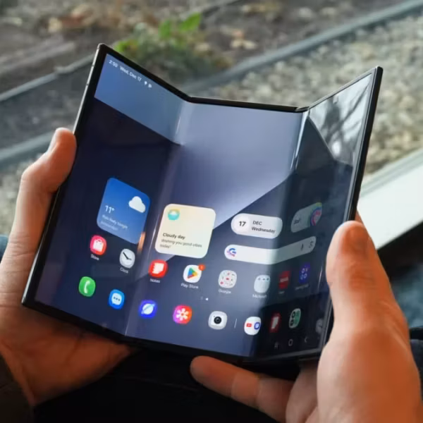 Складной телефон Samsung Galaxy Z TriFold в руках человека