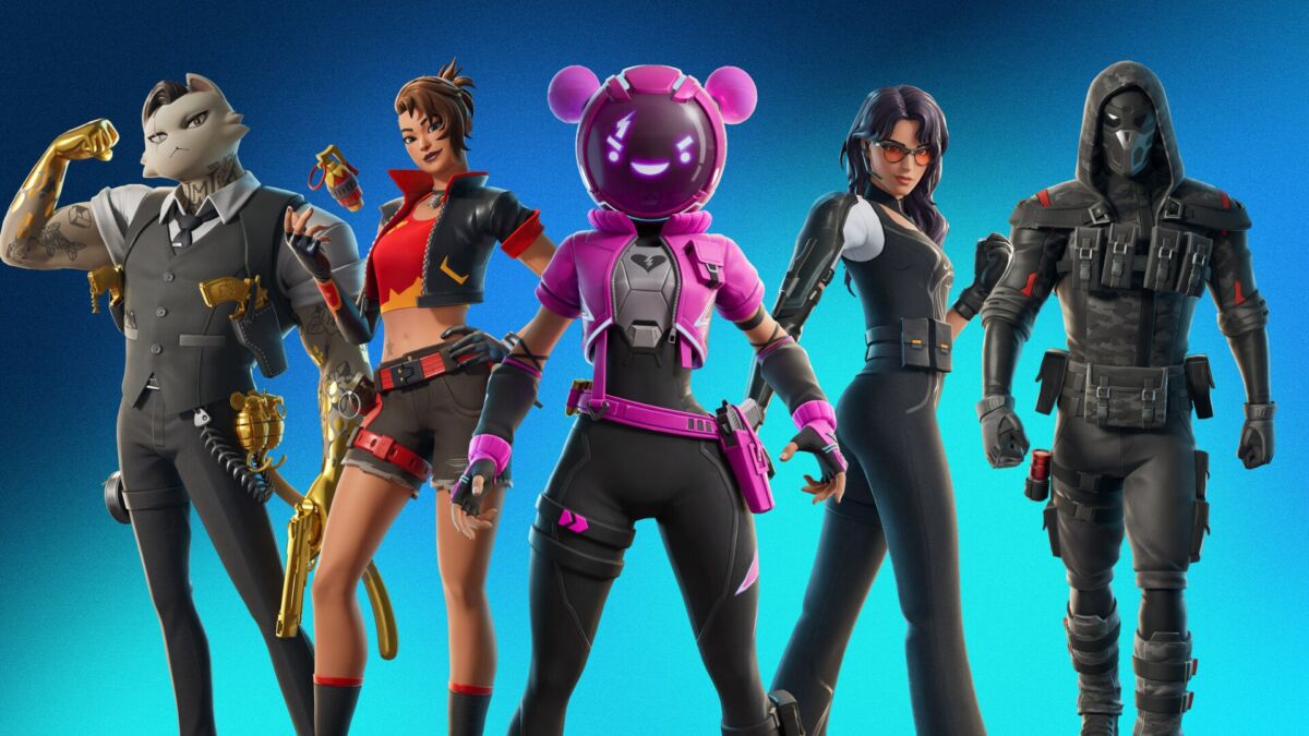 Персонажи Fortnite в боевой позе с оружием на фоне