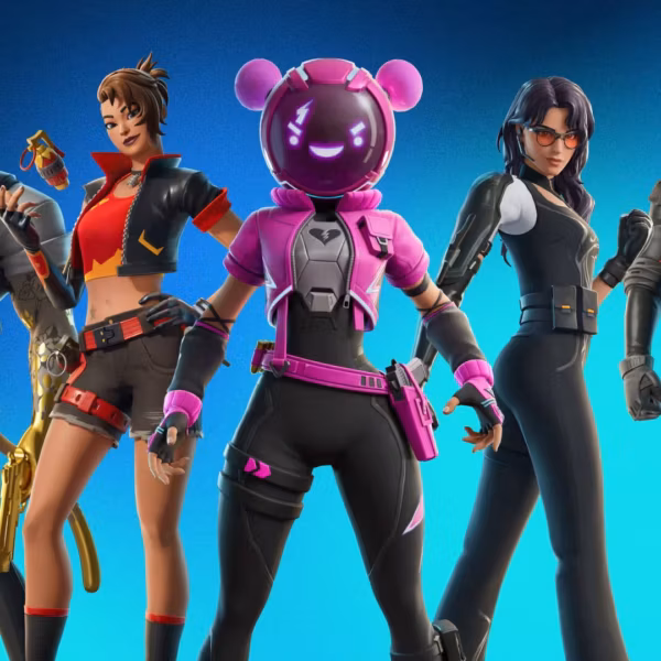 Персонажи Fortnite в боевой позе с оружием на фоне