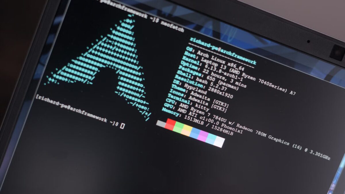 Экран ноутбука с терминалом Archinstall 4.0
