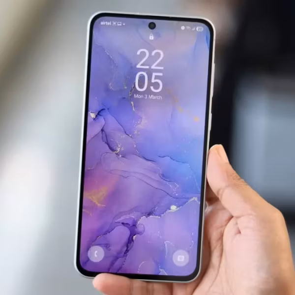 смартфон Galaxy A57 с экраном и вырезом дисплея