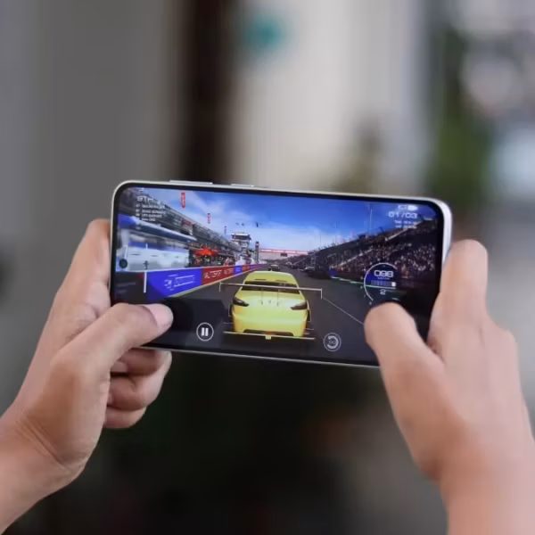 Смартфон Samsung Galaxy A57 в руке: запуск мобильных гонок на экране