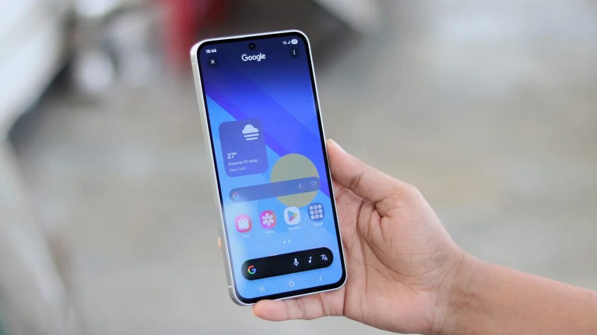 Смартфон Samsung Galaxy A57 в руке человека, линейка Galaxy A для Индии