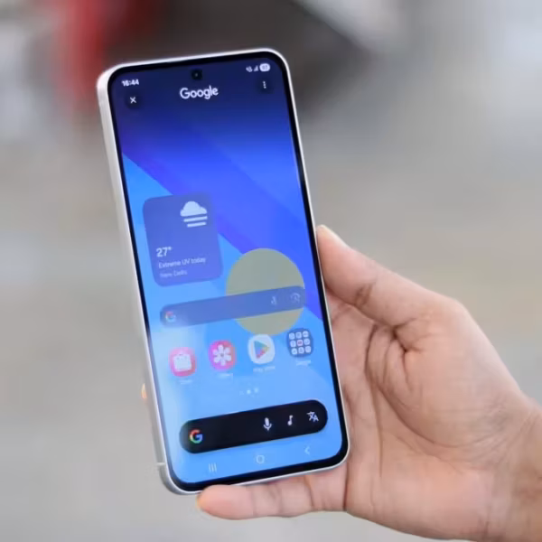 Смартфон Samsung Galaxy A57 в руке человека, линейка Galaxy A для Индии