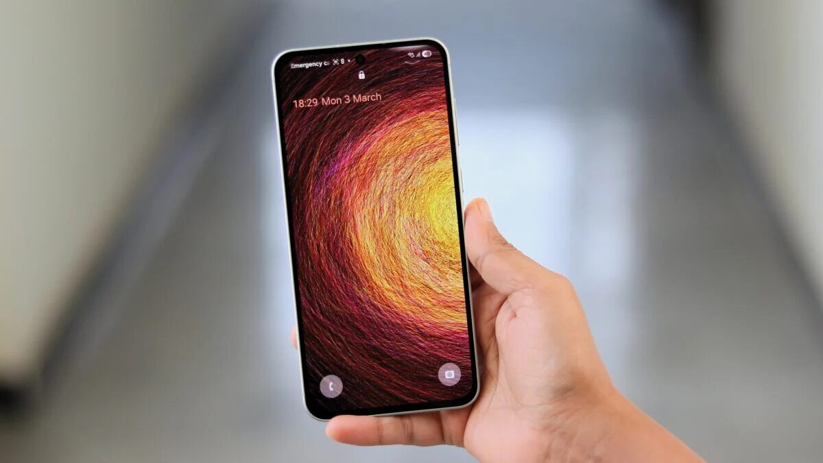 Смартфоны Samsung Galaxy A37 и A57 в руке человека на превью
