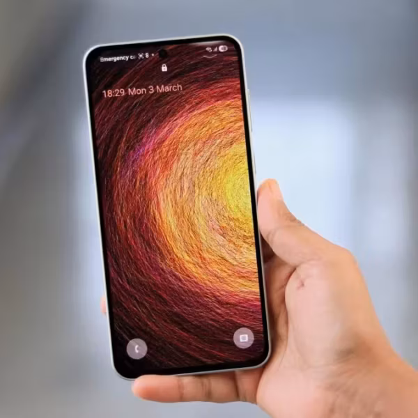 Смартфоны Samsung Galaxy A37 и A57 в руке человека на превью