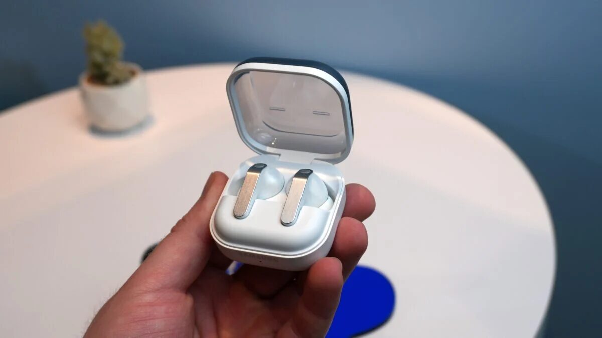 Кейс и наушники Samsung Galaxy Buds 4 рядом с рукой
