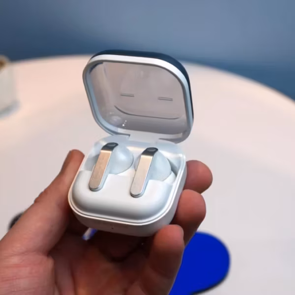 Кейс и наушники Samsung Galaxy Buds 4 рядом с рукой