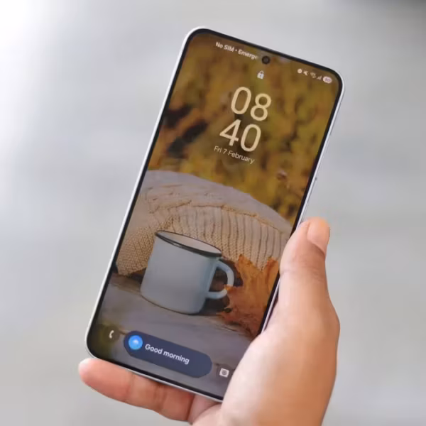 Смартфон Samsung Galaxy S25 с экраном и иконкой уведомлений на фоне обновлений безопасности