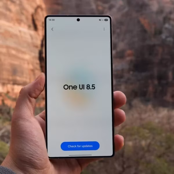 Телефон Samsung Galaxy S25 показывает обновление One UI 8.5