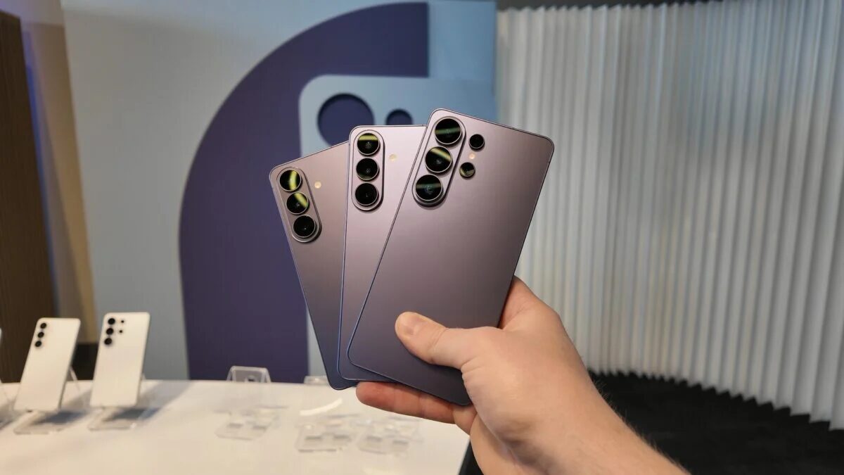 Серия смартфонов Samsung Galaxy S26 с четырьмя крупными камерами на задней панели