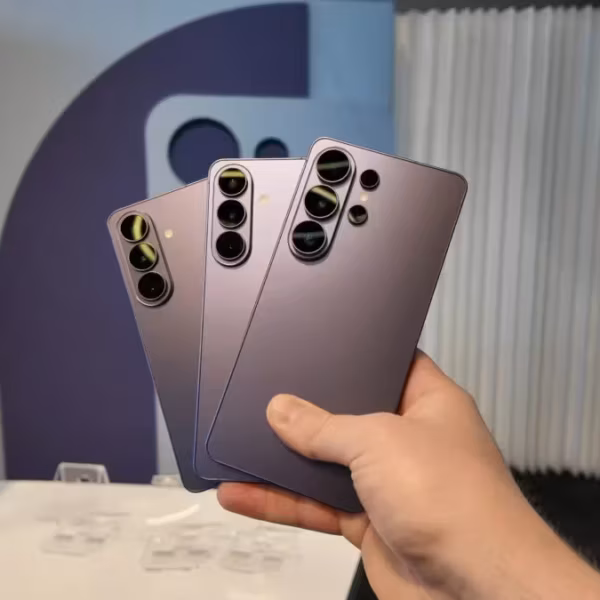 Серия смартфонов Samsung Galaxy S26 с четырьмя крупными камерами на задней панели