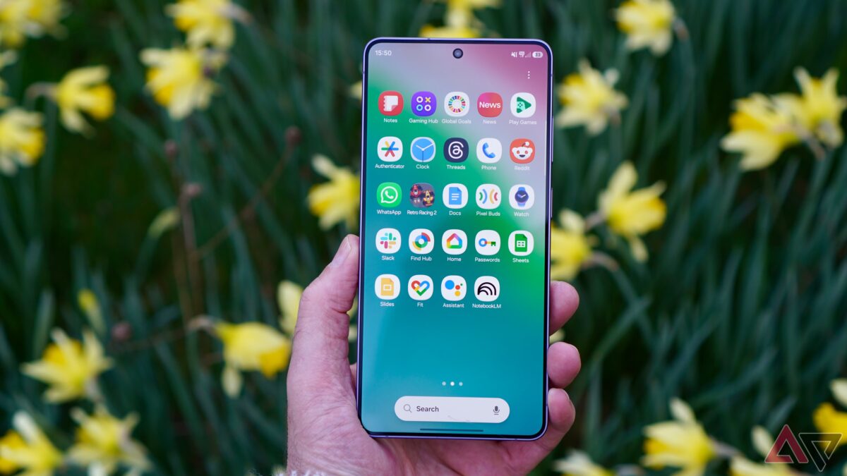 Смартфон Samsung Galaxy S26 в интерфейсе One UI 9: активные приложения и настройки на экране