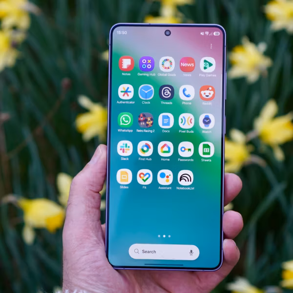 Смартфон Samsung Galaxy S26 в интерфейсе One UI 9: активные приложения и настройки на экране