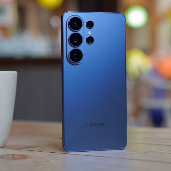 Синий смартфон Galaxy S26 с четырьмя камерами и логотипом Samsung на задней панели