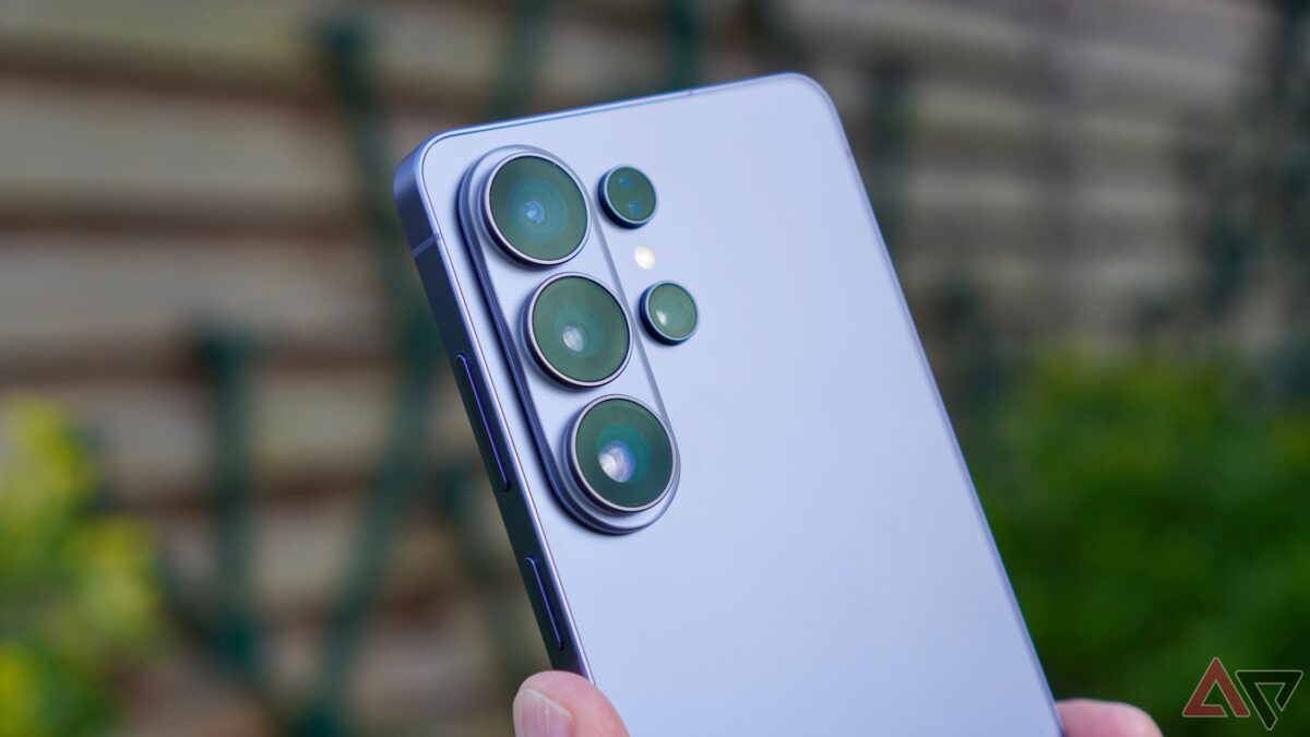 Samsung Galaxy S26 Ultra с тремя камерами на задней панели