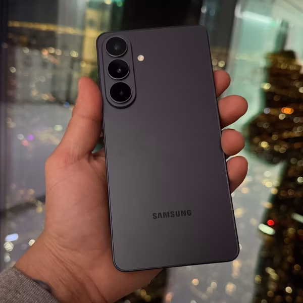 Samsung Galaxy S26 Ultra с тремя камерами на задней панели и поддержкой AirDrop