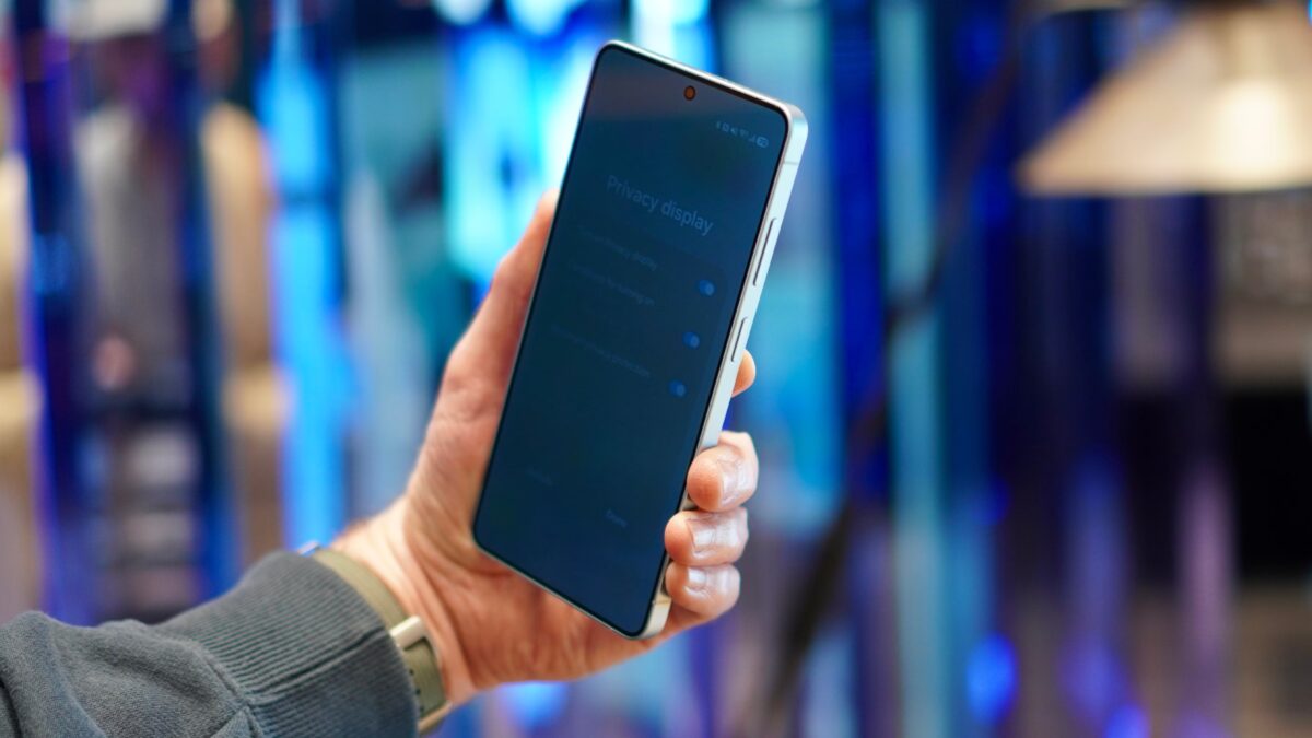 Samsung Galaxy S26 Ultra Privacy Display: смартфон Samsung в руках человека с активным приватным экраном