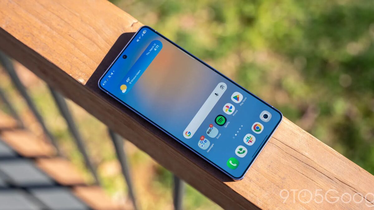 Samsung Galaxy S26 Ultra с функцией Privacy Display на деревянной скамейке