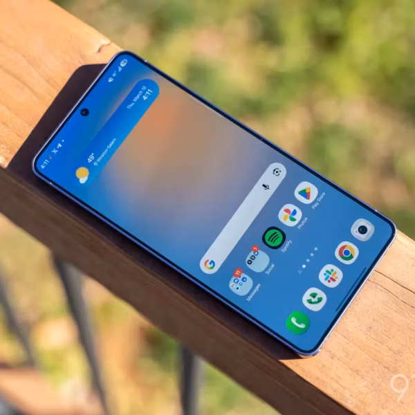 Samsung Galaxy S26 Ultra с функцией Privacy Display на деревянной скамейке