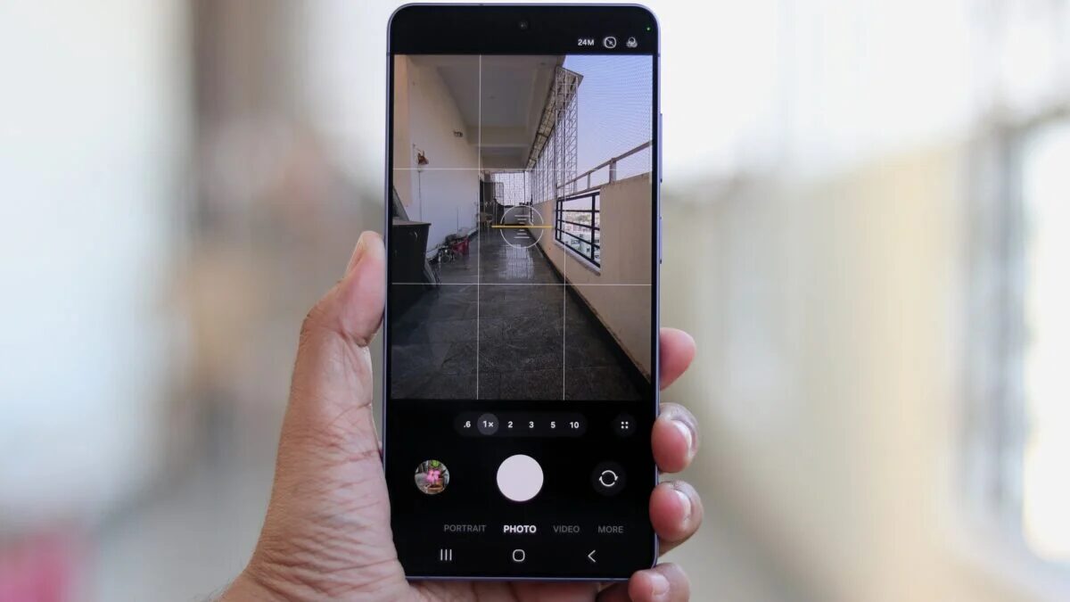 Рука держит смартфон Samsung Galaxy S26 Ultra с интерфейсом камеры и режимом фотосъемки