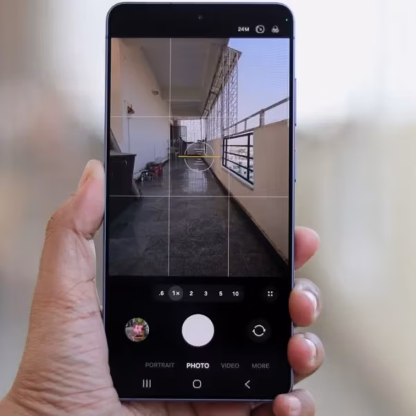 Рука держит смартфон Samsung Galaxy S26 Ultra с интерфейсом камеры и режимом фотосъемки