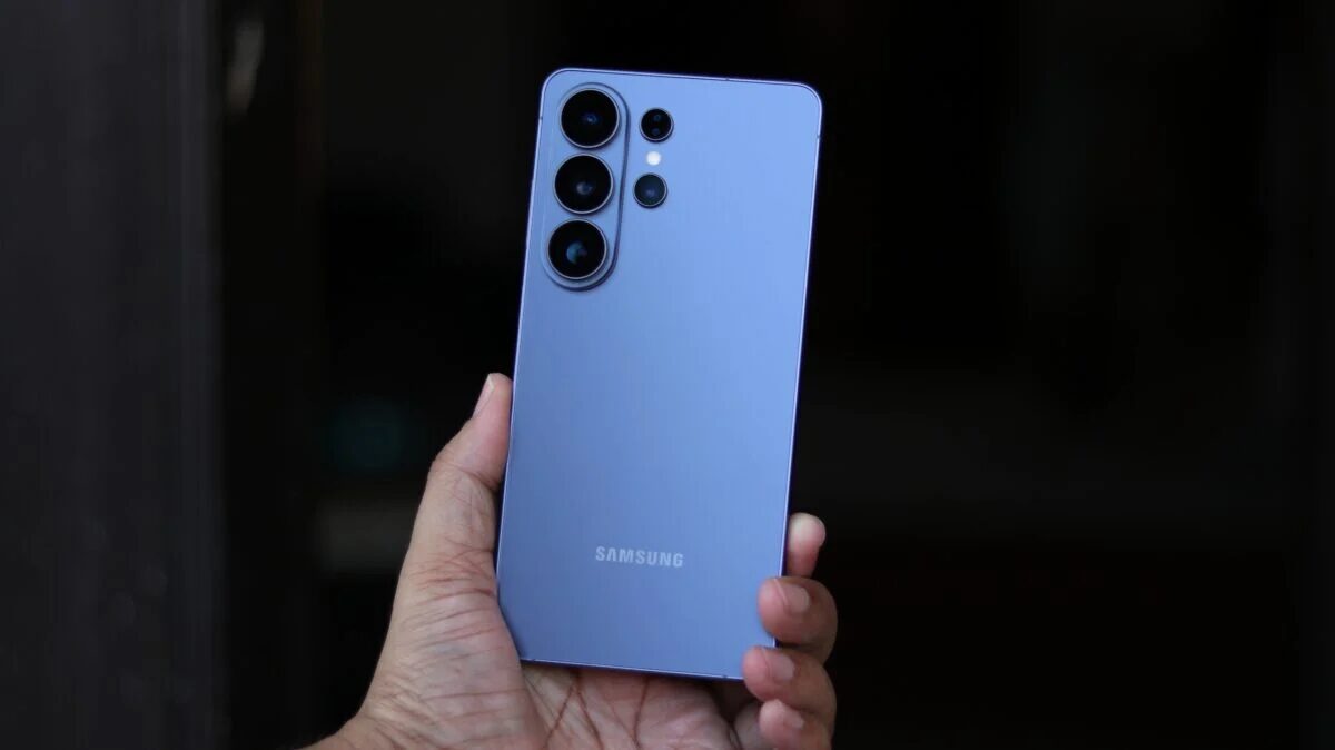 Samsung Galaxy S26 Ultra с тремя круглыми камерами на задней панели