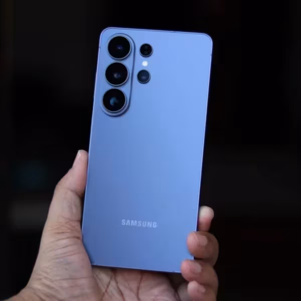 Samsung Galaxy S26 Ultra с тремя круглыми камерами на задней панели