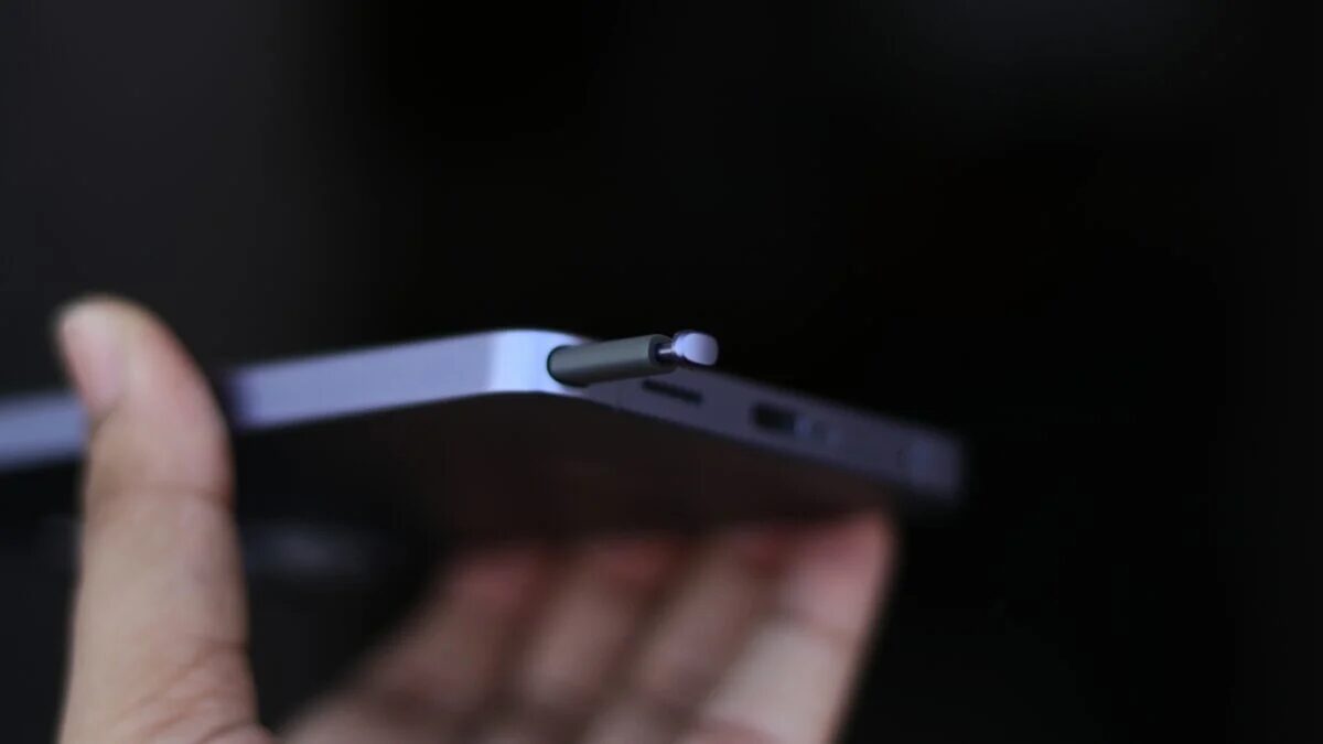 Galaxy S27 Ultra с стилусом S Pen в руке человека