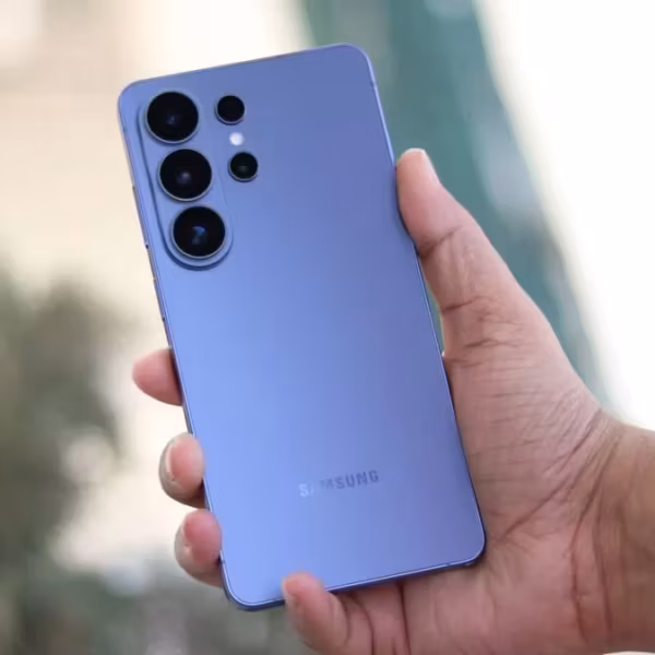 Фиолетовый Samsung Galaxy S26 Ultra в руке с камерным модулем на задней панели