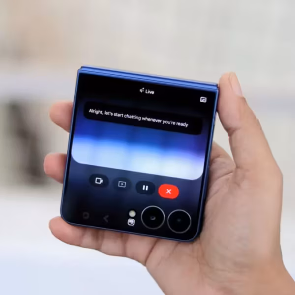 Samsung Galaxy Z Fold4 в видеочате: складной смартфон Samsung с экраном в помещении