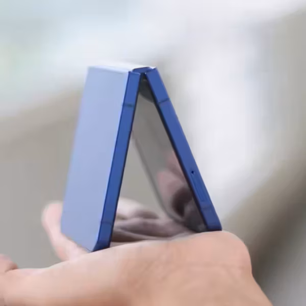 Человек держит сгибающийся смартфон Samsung Galaxy Z Flip 8