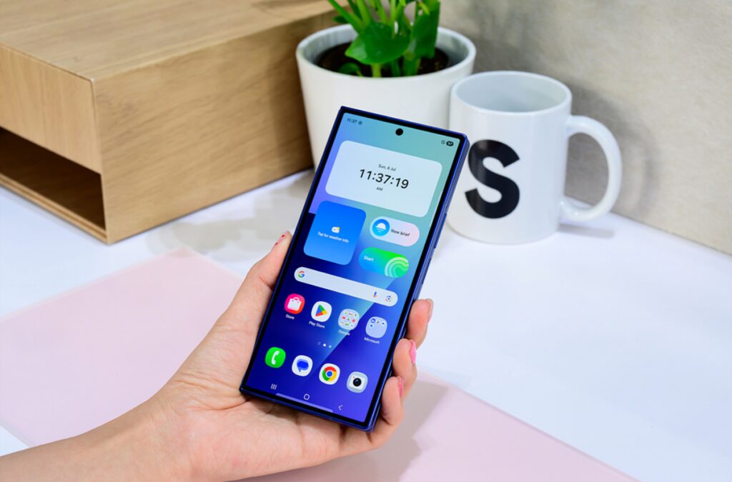Смартфон Samsung Galaxy Z Fold 5 с большим дисплеем в руке человека
