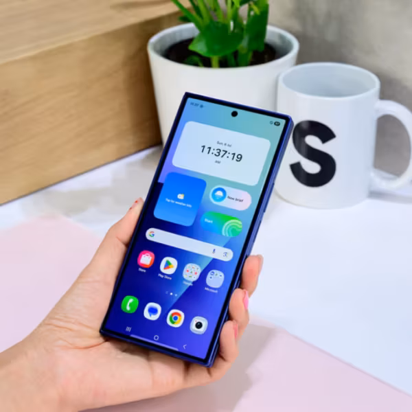 Смартфон Samsung Galaxy Z Fold 5 с большим дисплеем в руке человека