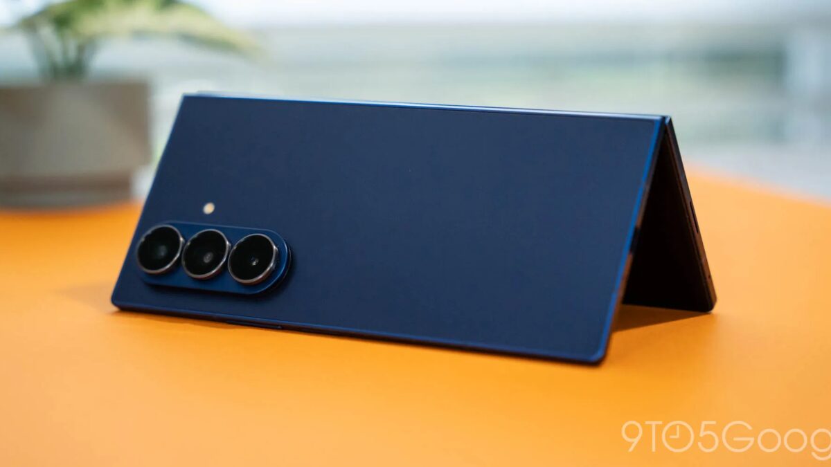 Смартфон Samsung Galaxy Z Fold 8 в открытом виде на столе синего цвета