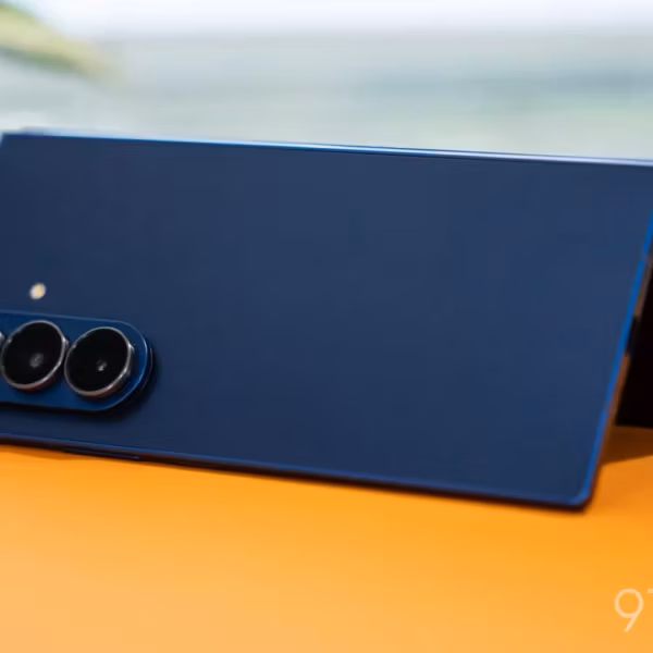 Смартфон Samsung Galaxy Z Fold 8 в открытом виде на столе синего цвета