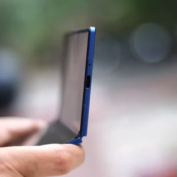 Samsung Galaxy Z Fold 8 в руке с разъемом для зарядки 45 Вт