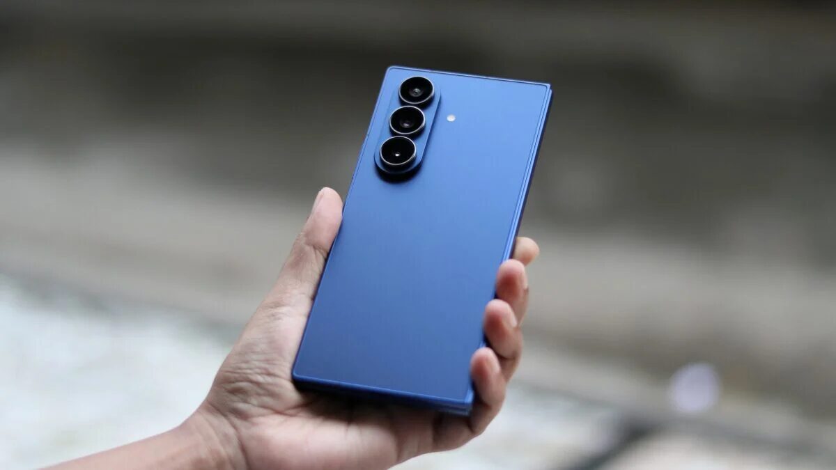 Смартфон Samsung Galaxy Z Fold 8 с тройной камерой и синим корпусом в сложенном виде