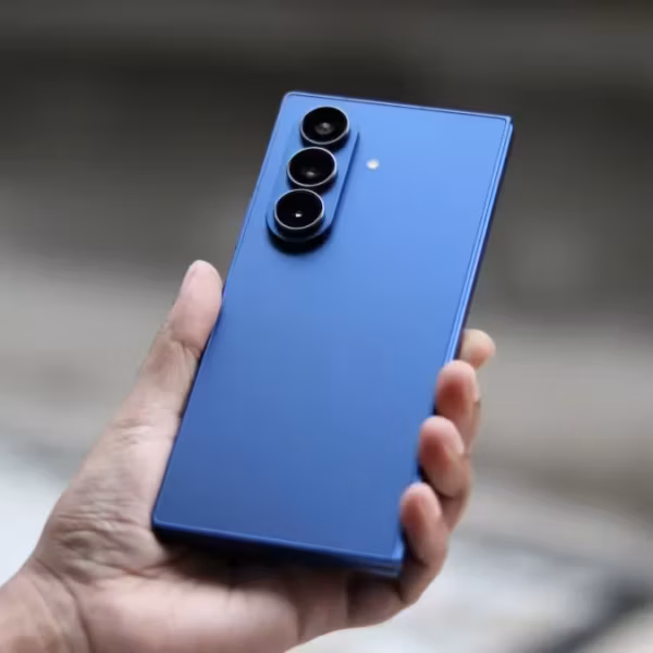 Смартфон Samsung Galaxy Z Fold 8 с тройной камерой и синим корпусом в сложенном виде