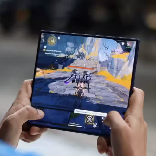 Игры на Samsung Galaxy Z Fold 8: пользователь запускает мобильную игру на складном смартфоне